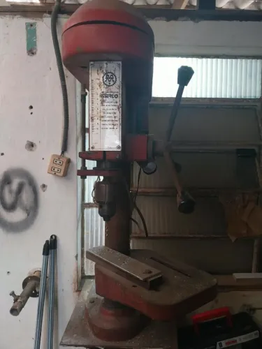 Furadeira de Coluna Metalúrgica Merlo - Motor WEG 1/2 CV - Funcionando