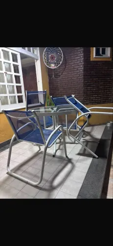 Conjunto piscina: mesa com tampo de vidro +4 cadeiras +2 espreguiçadeiras tela azul.