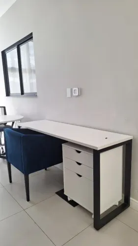 Mesa de Escritório Branca 1,60 m com Pés em Aço Preto - Pouco Uso