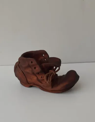 Bota de madeira esculpida em arte popular americana com cadarços de couro assinada