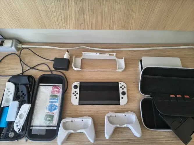 Nintendo Switch OLED + 8 Jogos Físicos + Pro Controller Original + Acessórios
