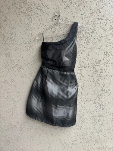 Vestido de um ombro só