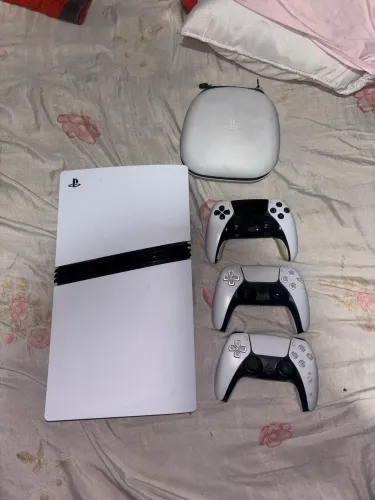 Ps5 pro com 2 controles + dualsense edge