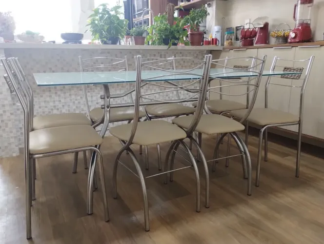 Mesa de jantar de alumínio (tampa vidro)1,60 x 0,90  8 cadeiras 