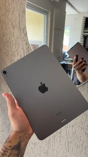 iPad Air 5 Semi novo. Sem marca de uso