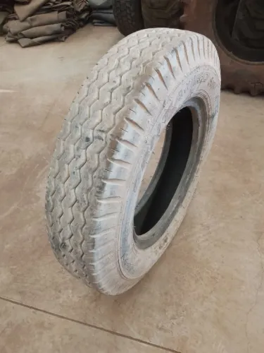 Vende-se 1 pneu semi-novo 8.25-20