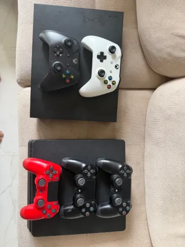 Vendo ou troco Xbox one X 1TB e Ps4 1TB ambos com caixa e acessórios 