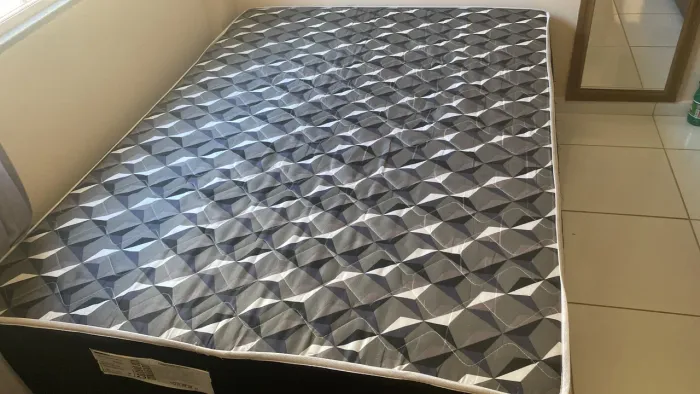 Cama unibox casal semi nova preto/florido