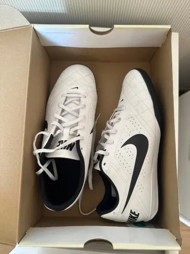 Tênis de futsal Nike branco
