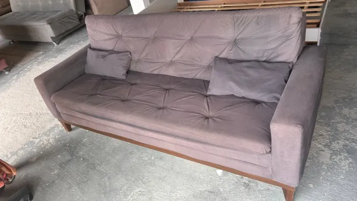 Sofá Fixo 3 lugares acabamento em MDF.