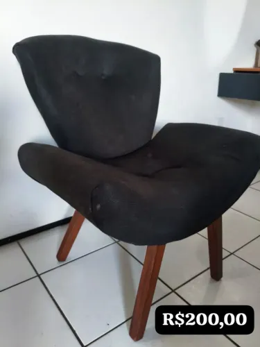 Vendo poltrona preta aveludado.