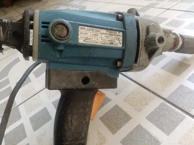 Máquina perfuratrize pra parede e concreto semi nova 