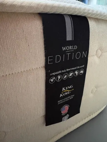 Cama/Colchão Queen (King Koil) + base box em corino bipartida cinza