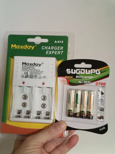 Kit Carregador de Pilhas Maxday A-612 + 4 Pilhas Recarregáveis AAA Palito 2700mAh