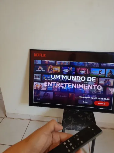 Tv Smart Samsung 60 polegadas com controle/possui uma listra