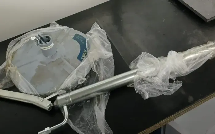 Pistola de Graxa Acionada por Bateria SKF TLGB 20 com Bomba com Abastecimento LAGF 18 SKF