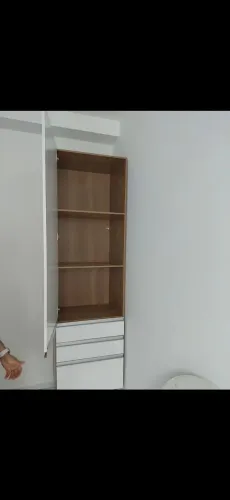 Armário em MDF de cozinha, uma porta, duas divisórias 3 gavetas na cor branco e amadeirado