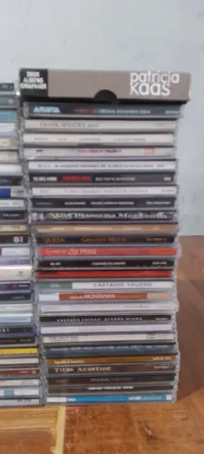 Coleção de CDs  nacionais e internacionais  são  55