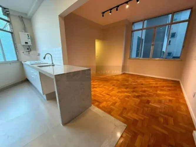 Apartamento Reformado na Praia de Icaraí | 3 qts sendo 1 suíte, Sala Ampla e 1 Vaga - 120m