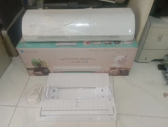 Silhouette Cameo5 Com Suporte de rolo  Precisa trocar os roletes Funcionando Perfeitamente