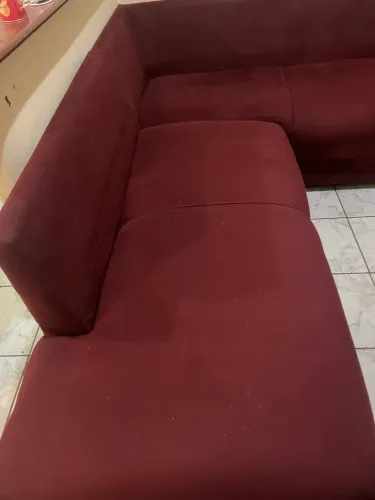 Sofá, tem todas as almofadas 