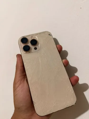 iPhone 16 pro max trincado