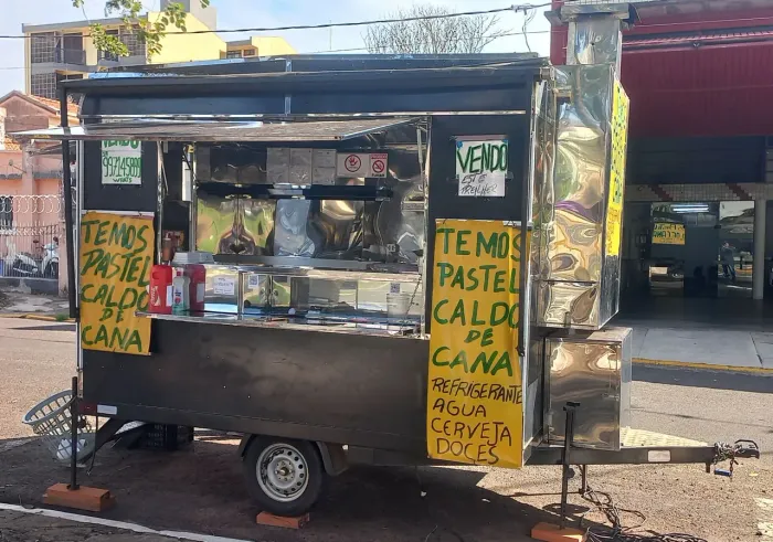 Trailer de lanches e Espetinhos e pastel e caldo de cana