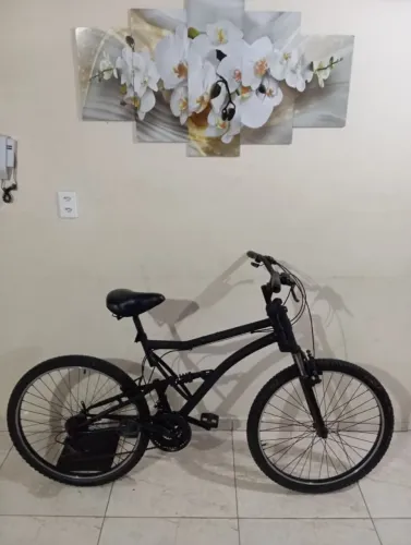 Bike super reforçada, aro 26, com amortecedores e marcha, só pegar e andar