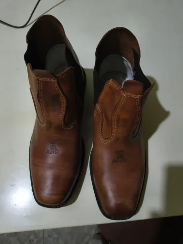 Botas de couro legítimo masculino fita artenasalmente em Juruena MT .