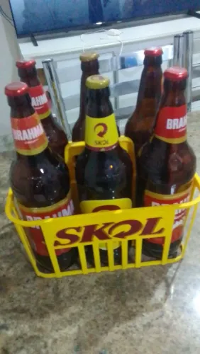 Caixa carregar cervejas com os cascos