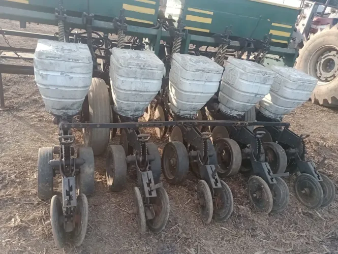 Vendo Plantadeira tatuzinho e Vagão -carretão