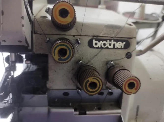 Máquina overloque industrial Brother