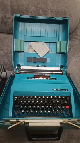 Maquina olivetti com maleta