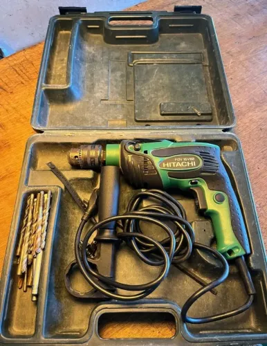 Furadeira 127V- profissional de impacto Hitachi