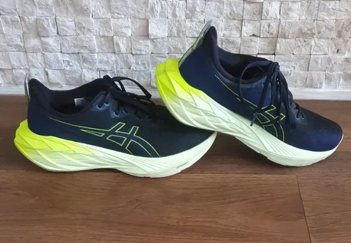 Asics Novablast 4 Preto - tam. 40 - Usado