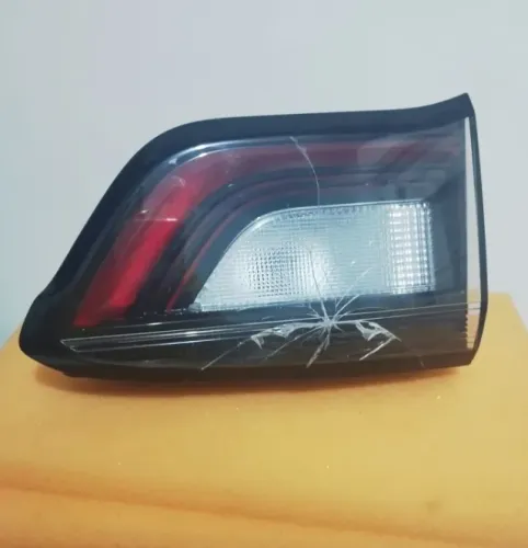 Lanterna esquerda porta-malas Jeep Compass 2026 Original - apenas acrílico trincado