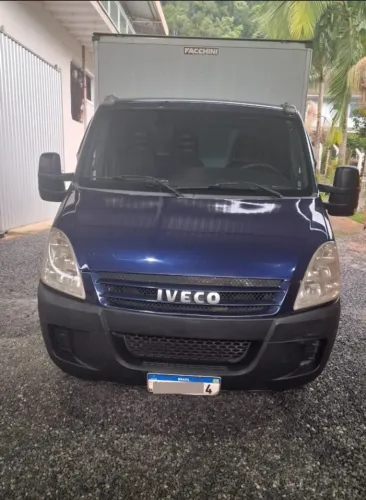 Iveco Dayli ano 2011 55c16 baú 4.10 X 2,00 X 2,00 forrado por dentro.