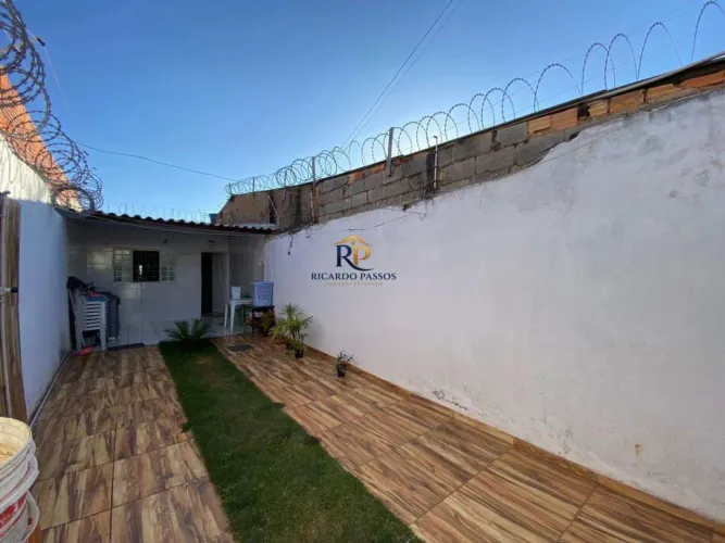Casa com Quintal e Vaga de Garagem | QD 38 | Possibilidade de Ampliação