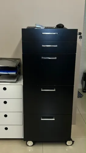 Vendo 2 Armários com Gavetas, Rodízios e Chave