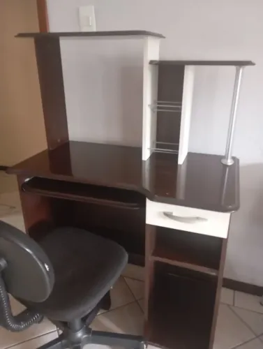 Escrivaninha com cadeira giratória
