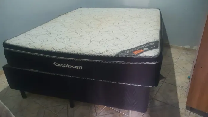 Cama Queen + cama solteiro + colchão solteiro