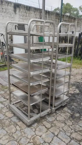 Carrinho de inox 304, para transporte de comida. Valor: 1.500,00 reais cada. 
