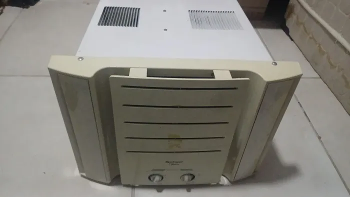 Vendo Ar condicionado 220 muito conservado.