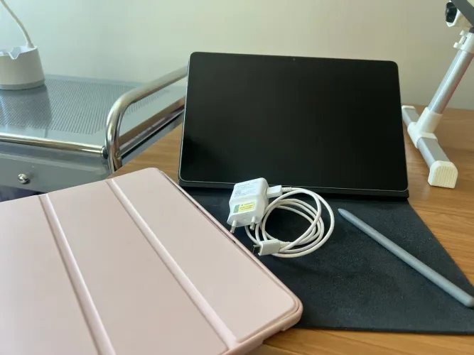 Tablet Samsung S9 FE, menos de 1ano de uso, acompanhado pelos acessórios 