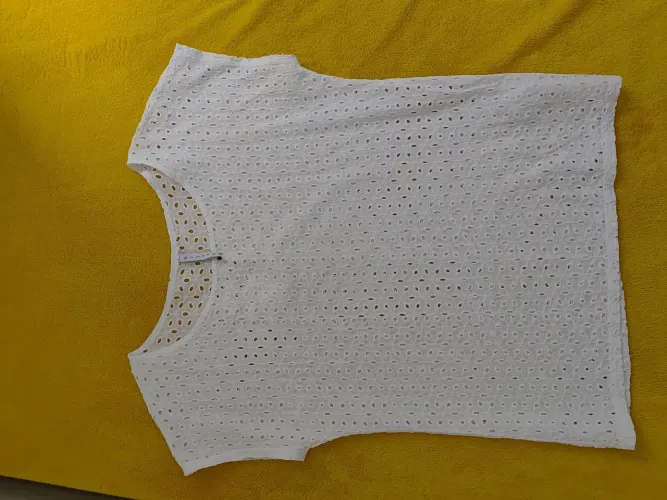 Lote de roupas brechó bazar: Blusa lese branca, calça Zara + 22 desapegos)