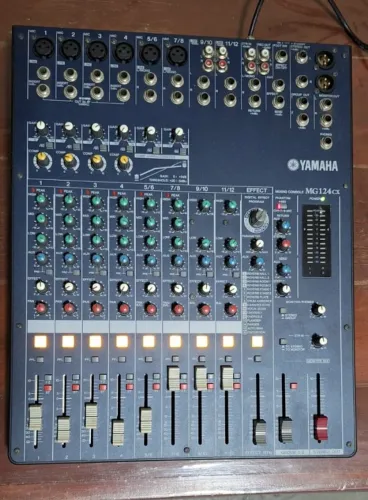 Yamaha MG124CX - Mesa de Som Analógica 12 Canais com Efeitos