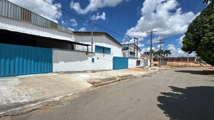 Galpão para Locação em Aparecida de Goiânia, Vila Brasília, 1 dormitório, 4 banheiros