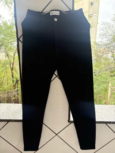 Calça preta Zara com stretch.