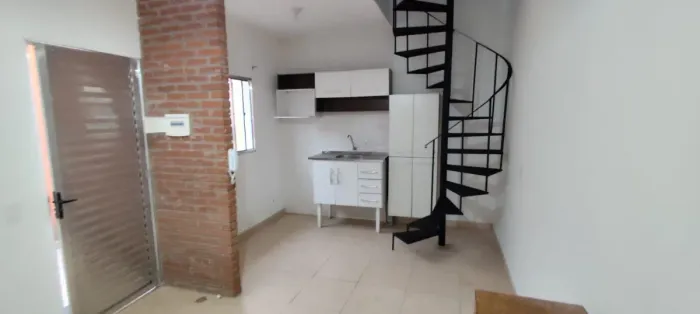 Sobrado para locação em Jardim Guarapiranga com 1 quarto, sendo 1 suíte, 52m²