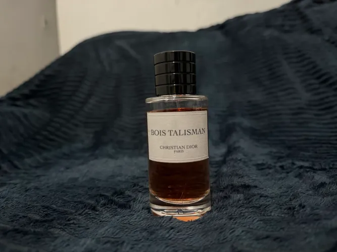 Bois Talisman, uma fragrância unissex que faz parte de La Collection Privée da Dior.100 ml